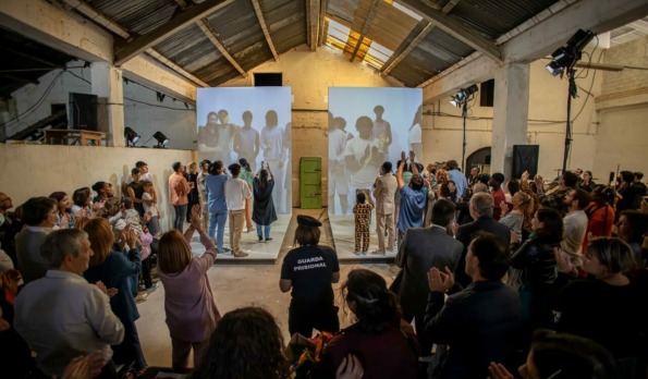 Thirty young inmates performed alongside four professional singers. Half were on stage, with the rest projected onto the back walls of the set and forming a kind of Greek Chorus.
O Tempo (Somos Nós)