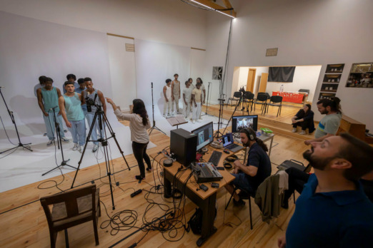Co-creation Stage is a web-based tool that enables performers in different locations to connect in real time. In Portugal, it was used to connect artists performing at the prison with others in a concert hall 150 km away.
O Tempo (Somos Nós)